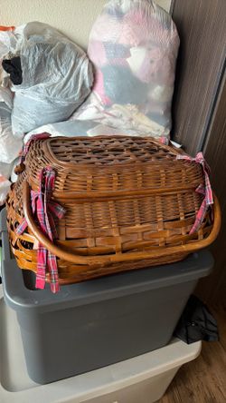 Picnic time Vintage Picnic basket