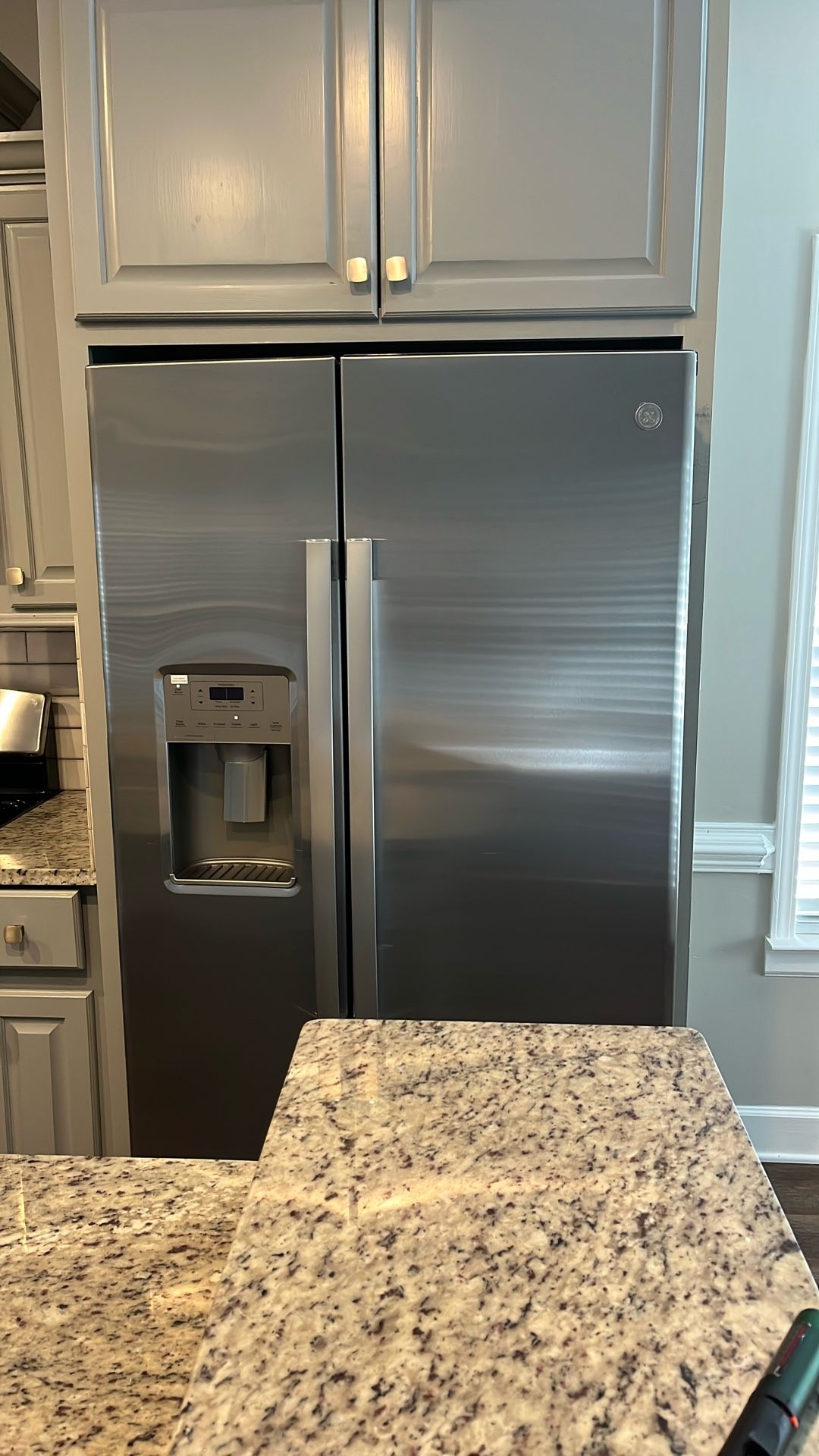 GE 25.1 CU. FT. FINGERPRINT RESISTANT SIDE-BY-SIDE REFRIGERATOR