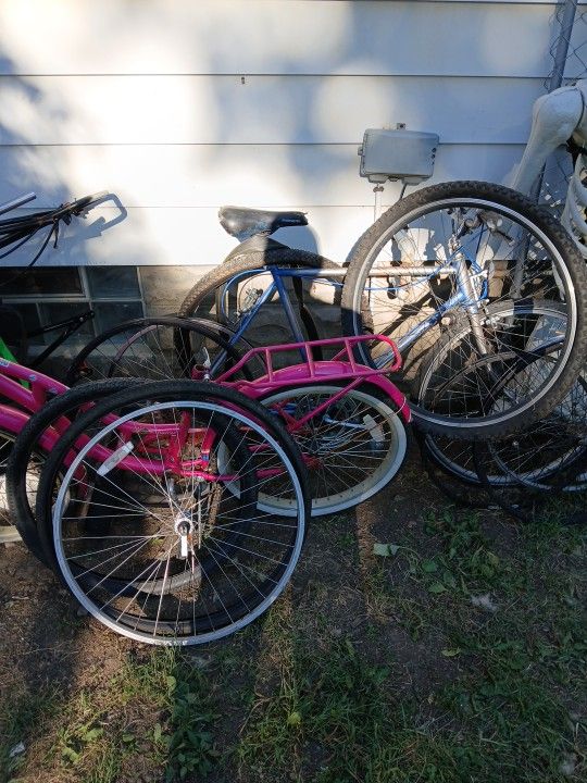 Sing in the picture 2 bicycles, 5 from grand's one back all for 30 bucks today.What is it still