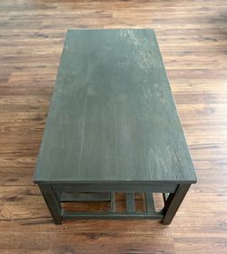 Great condition flip top coffee table. Works perfectly.