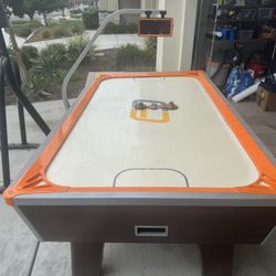 Air hockey table