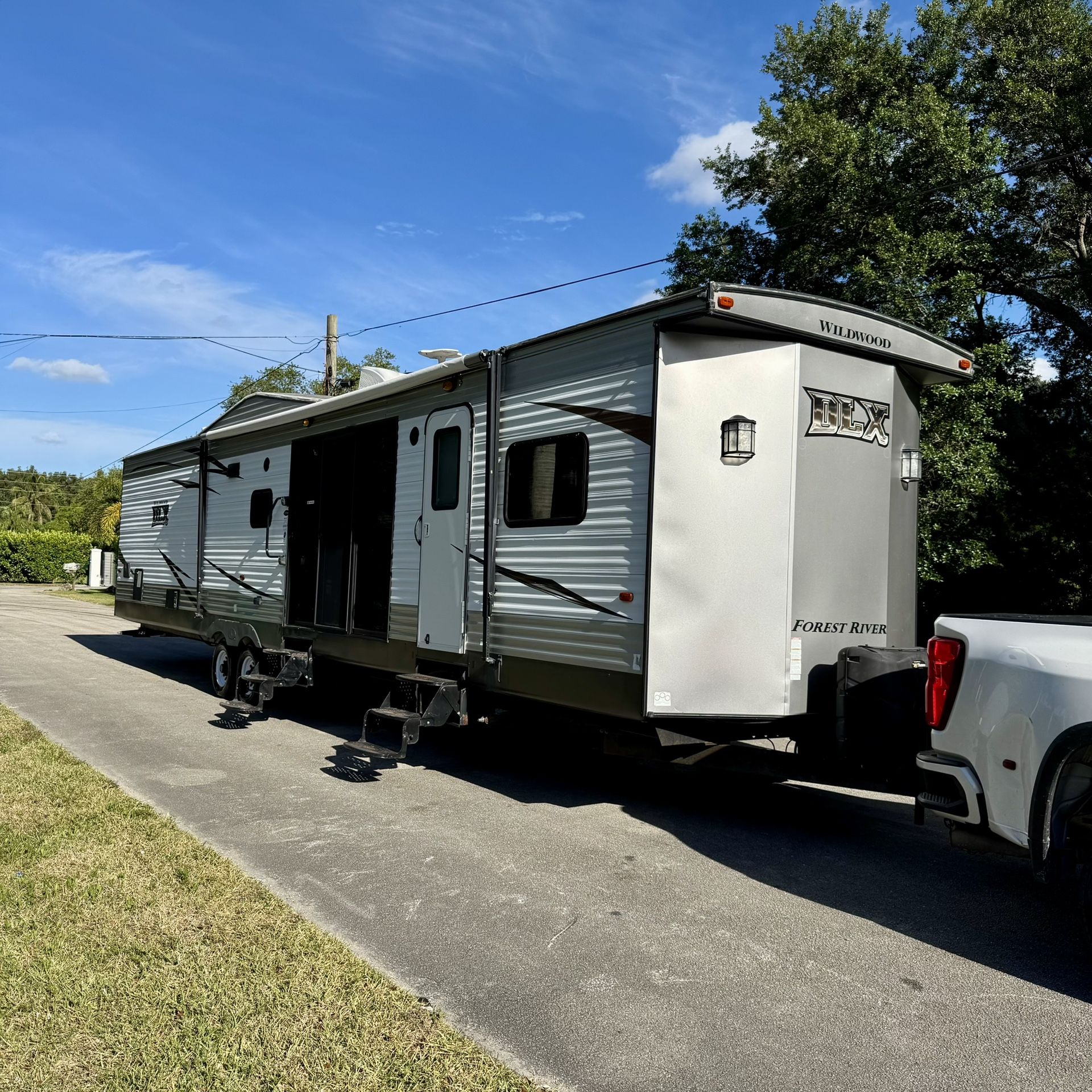 2018 DLX Wildwood 2 Rooms 2 Bath 3 Slide out / Very Spacious