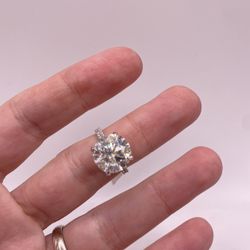 Stunning Round Diamond Ring (8.66 C.t) Cert!