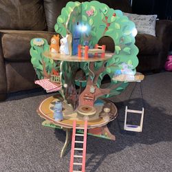 Tree House With 4 Small Animals