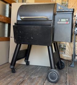 TRAEGER PELLET GRILL SMOKER WITH WIFI TECHNOLOGY USED WORKS GREAT