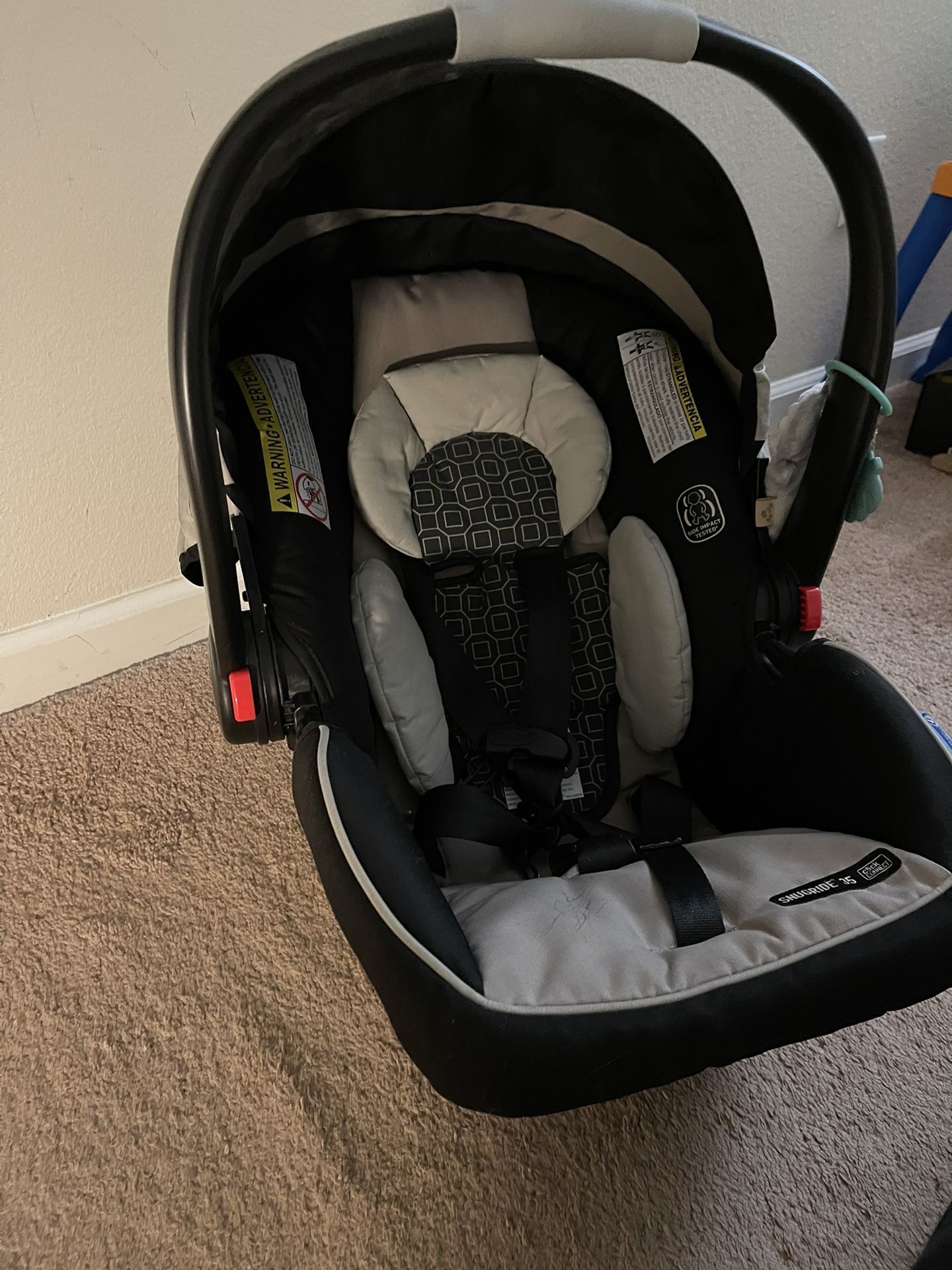 Graco Infant Car Seat With Base and Carrier