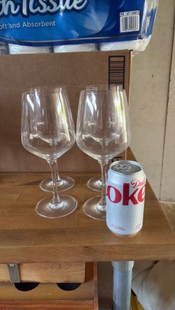 Four Rona Crystal Bordeaux wine glasses. Large size.