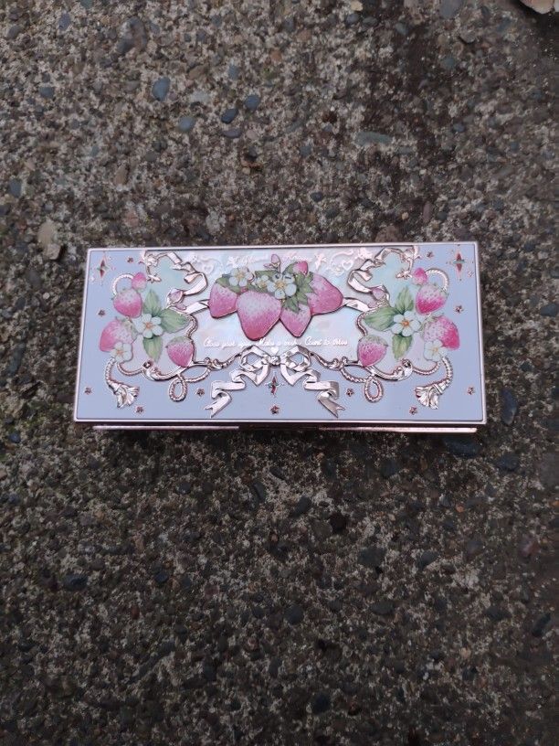 Eyeshadow Pallets And Brushes Must Go Now!!