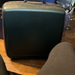 Tengo Está Maleta Usada En Buenas Conditioned Grande A 10 Dólares