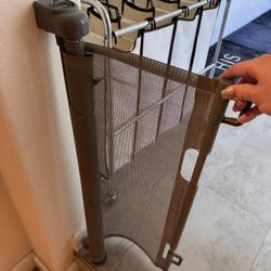 Retractable Pull Gate For Babies Or Pets 