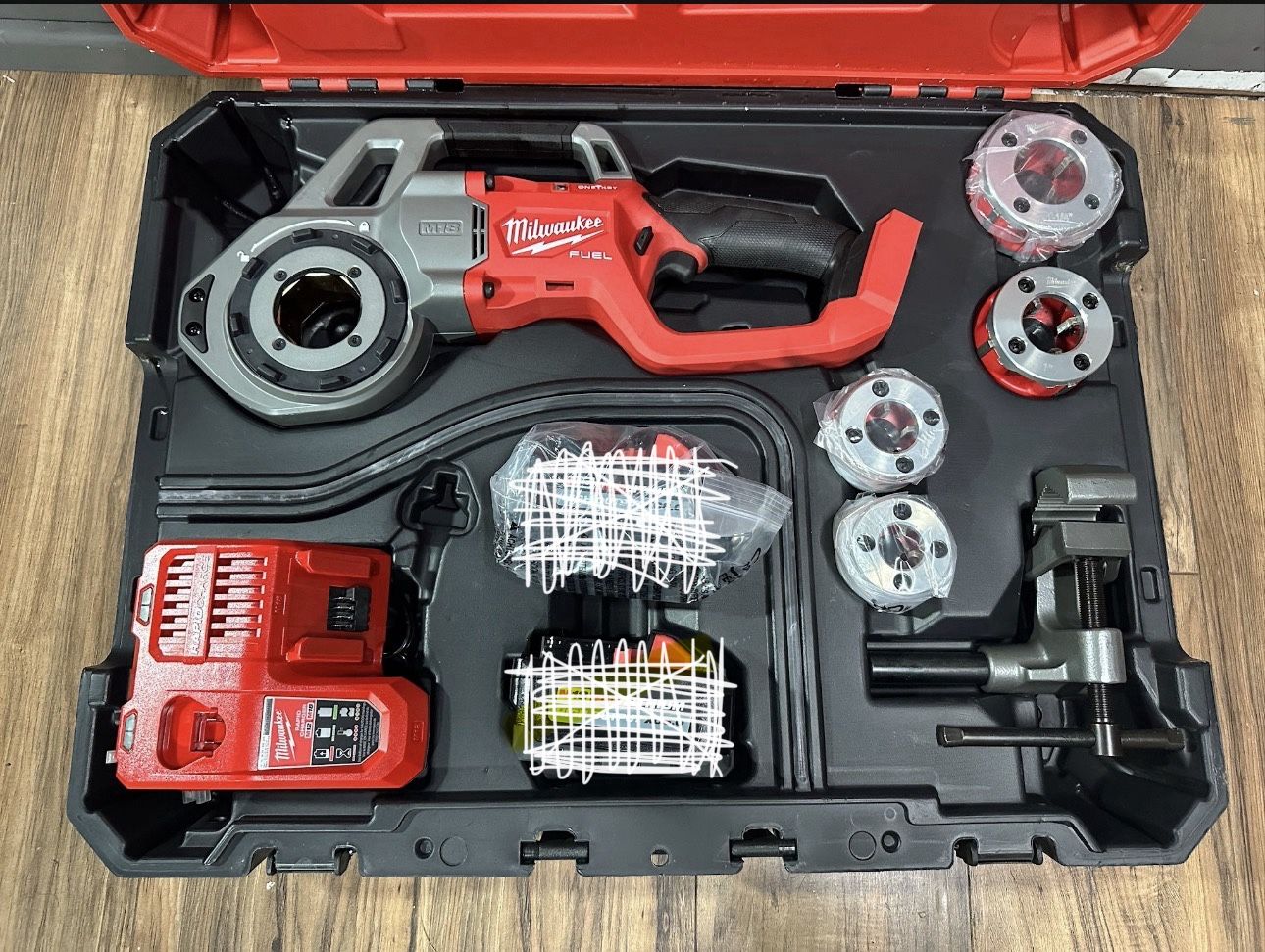 Milwaukee M18 FUEL One-Key Cordless Brushless Compact Pipe Threader Kit W 2.0 Batteries , 1/2 in. - 1-1/4 in. Aluminum Dies