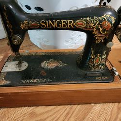 Antique SINGER Sewing Machine 