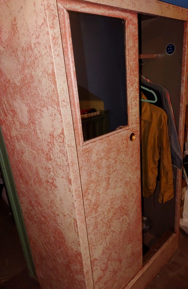 METAL CLOSET WITH MIRROR