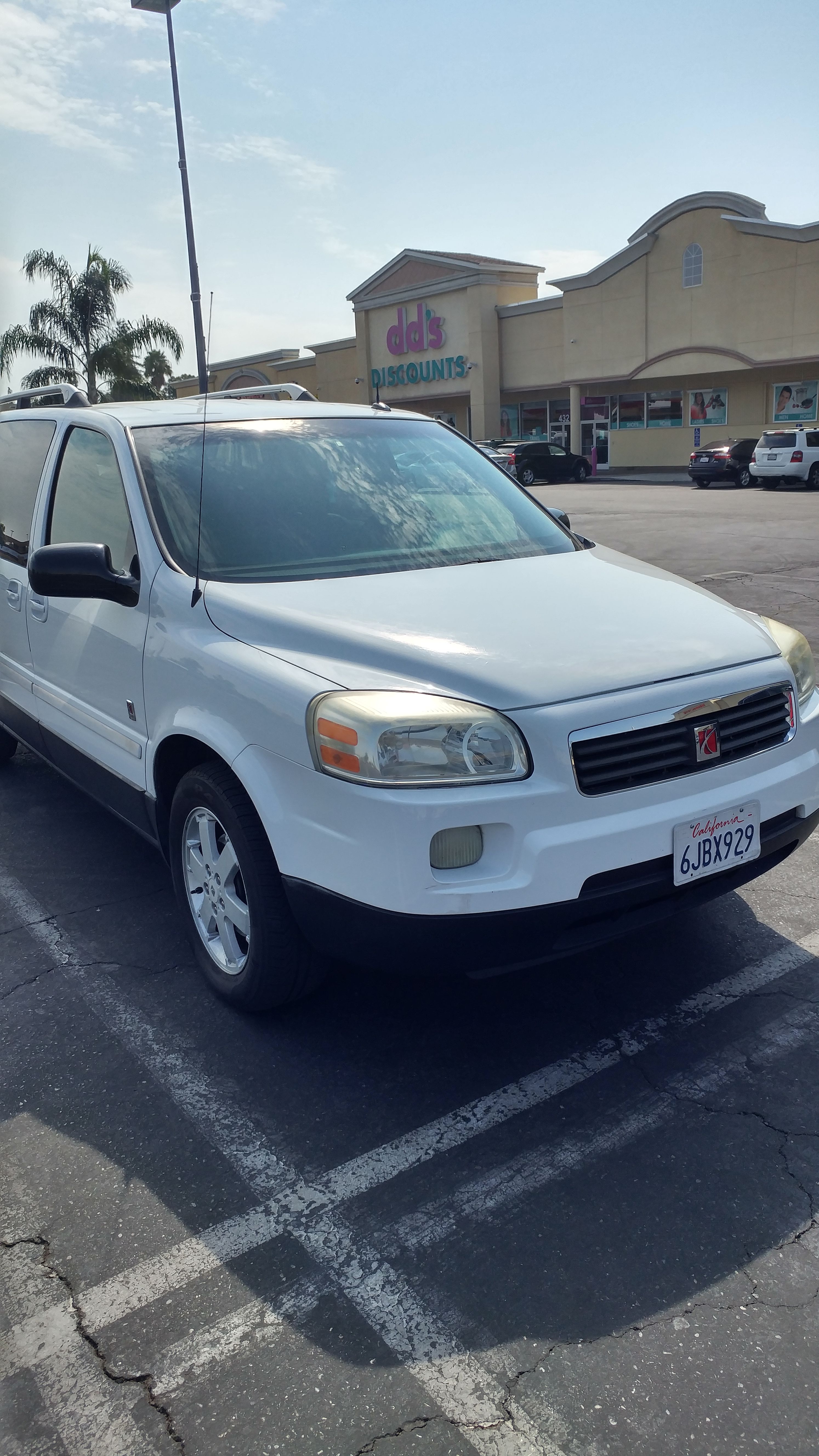 2005 mini van Saturn 128xxx clean title good condition tags update $ 2995 serious buyers