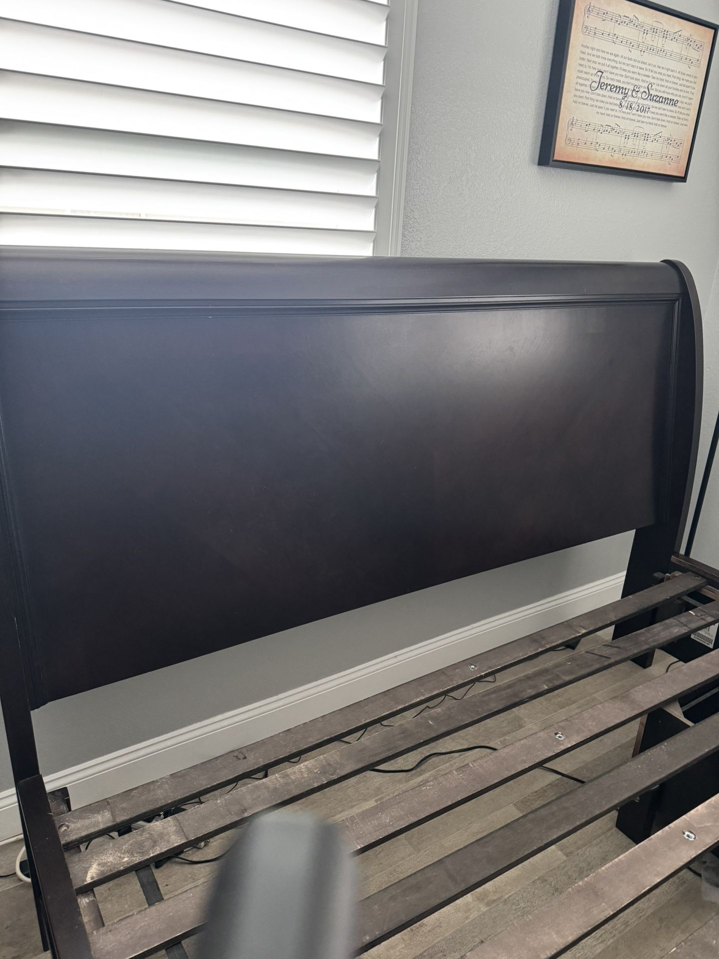 King Size Sleigh Bed (no mattress)