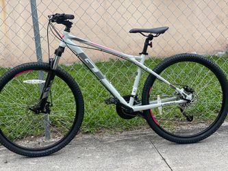 GT Laguna Pro MTB, 27.5” Wheels , Frame size M