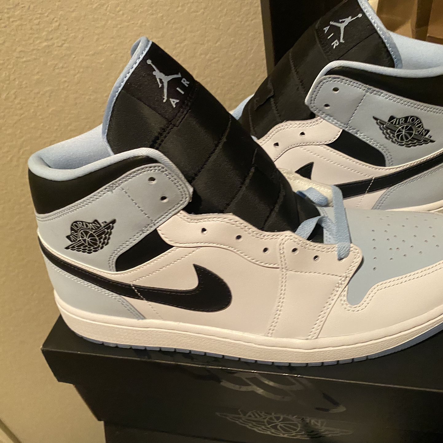 Air Jordan Retro 1 Mid SE Casual Shoes in Blue/White/White Size 11.0 | Leather