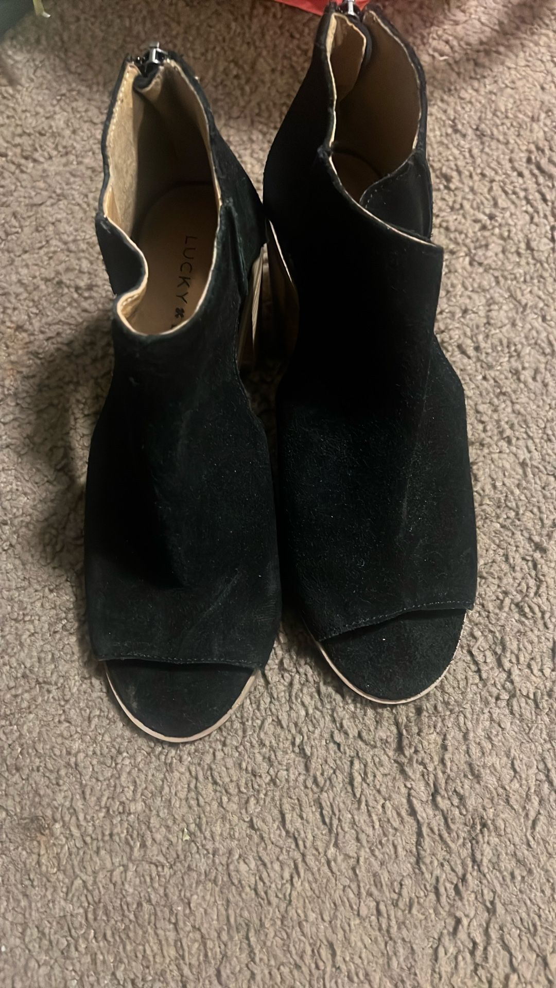 Black lucky size 6 suede sandals