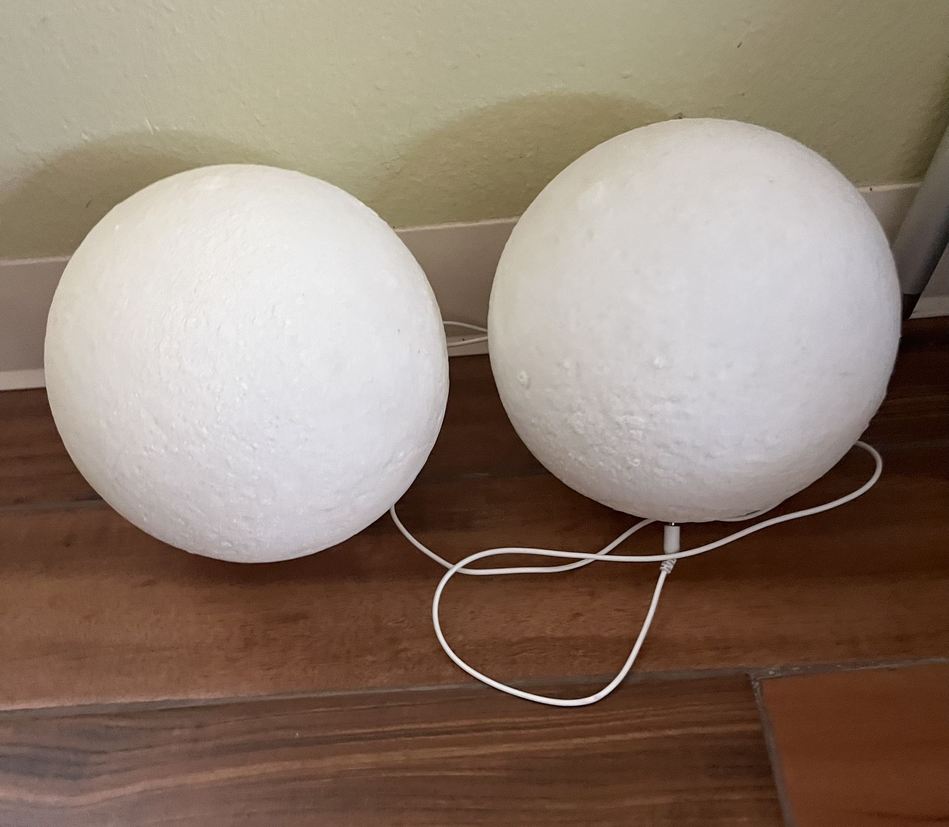 2 LED Balls Lights