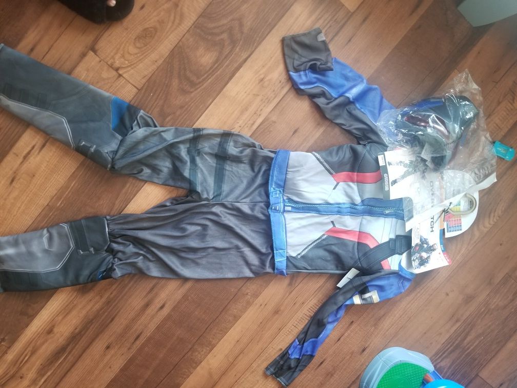 Overwatch boy costume size 4-6