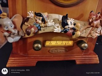 isney Store Exclusive Jiminy Cricket & Friends Radio Snowglobe  everything work and no chips