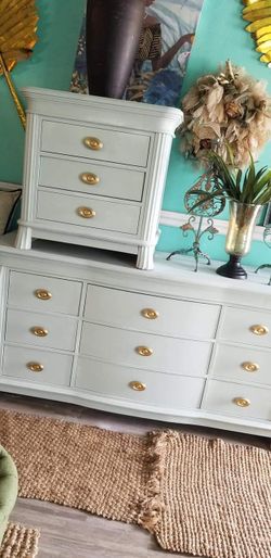 SUPER CUTE BLUE DRESSER AND 1 SIDE TABLE AR PICKY PINCHERS 5912 54TH AVE N KENNETH CITY OPEN 12-6PM FREE DELIVERY