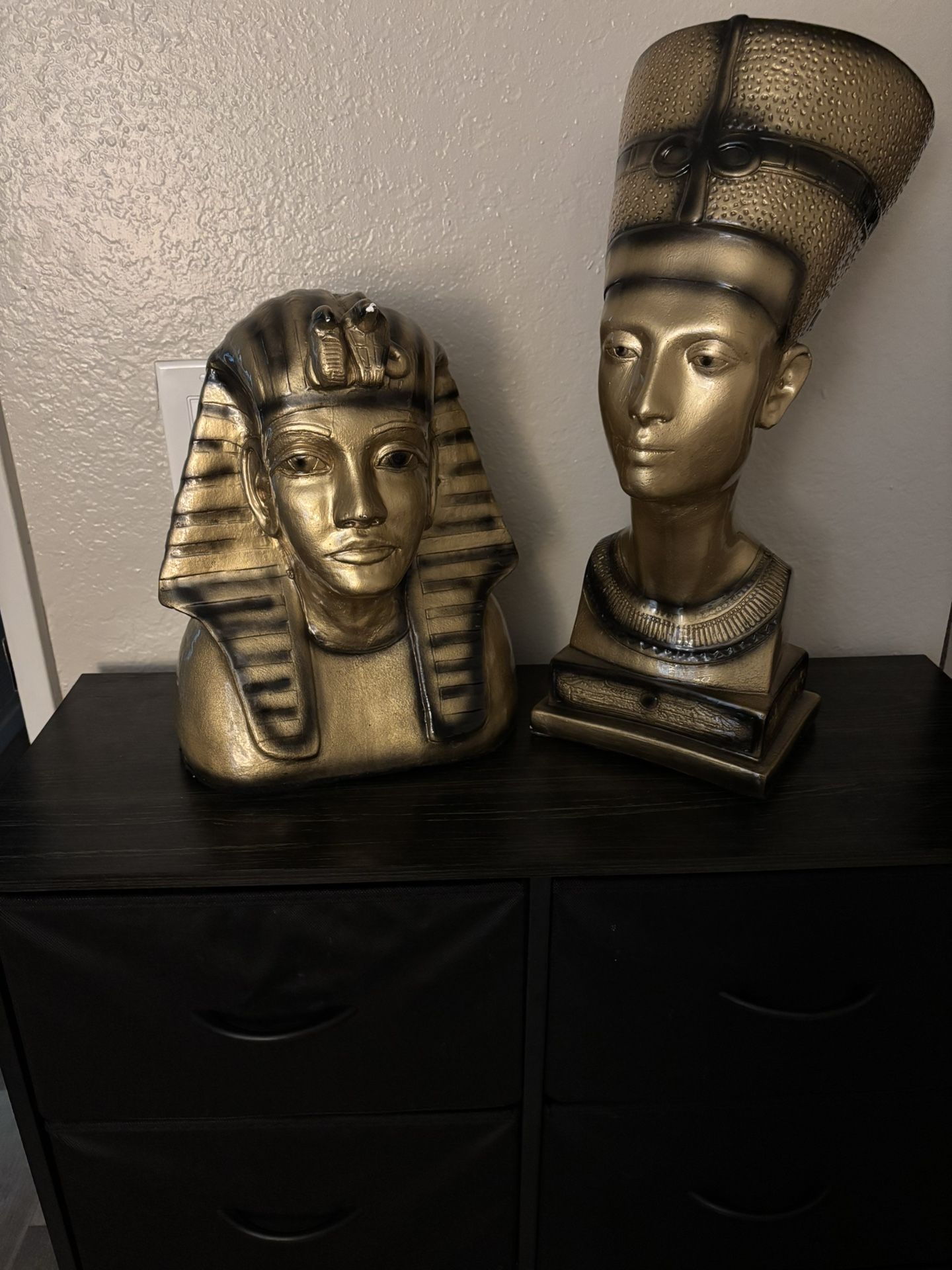 King Tut And Nefertiti Statues