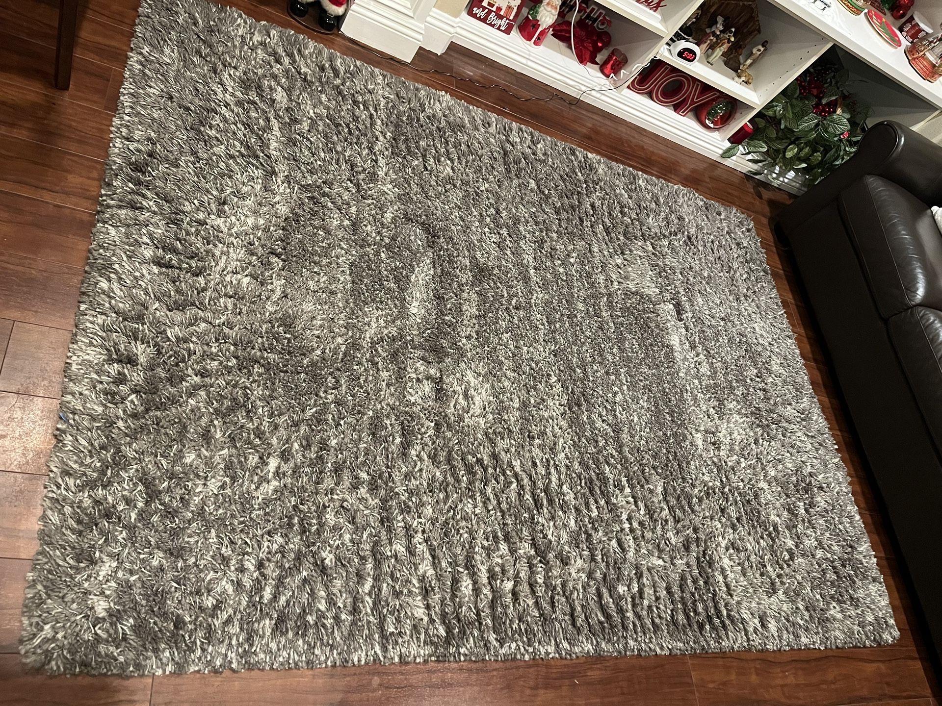 Used But In Great Condition 5 X 7” Thomasville Premium Quality Shag Rug, Gray In Color. Would Look New With A Cleaning