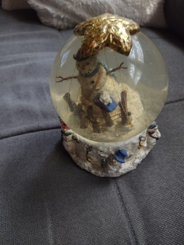 Snowman Snow Globe..Plays Joy To The World..$5 Firm