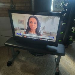 32-in Flat Screen Vizio TV With Remote 
