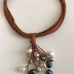 Pearls pendant necklace