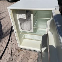 U-Line Frost-Free Refrigerator Freezer With Ice-Maker Under Countertop 24”W X 24”D X 34”H Model Combo 75 In Working Condition $300 OBO