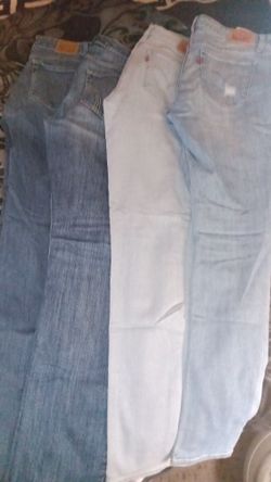 (3)Levi's & (1)Hollister Sizes 27,28 & 7R