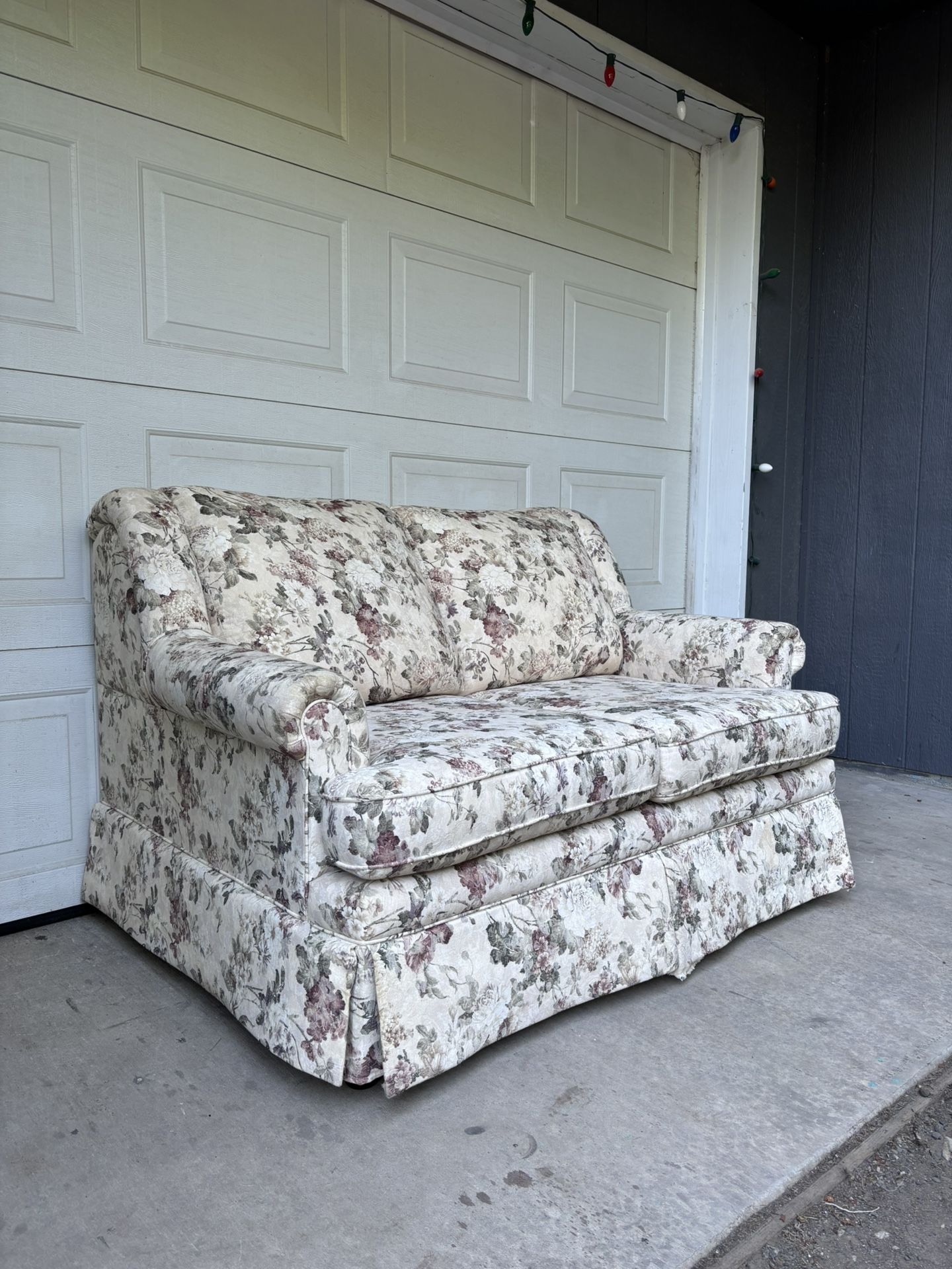 Timeless Cottage Core Floral Pattern Loveseat •FREE DELIVERY•
