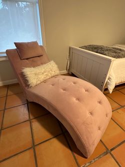 Rooms To Go Girls pink lounge chaise