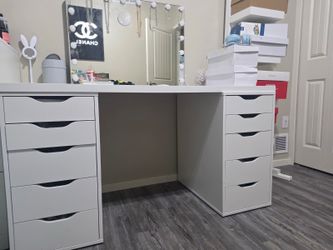 Dressing / Makeup table good condition