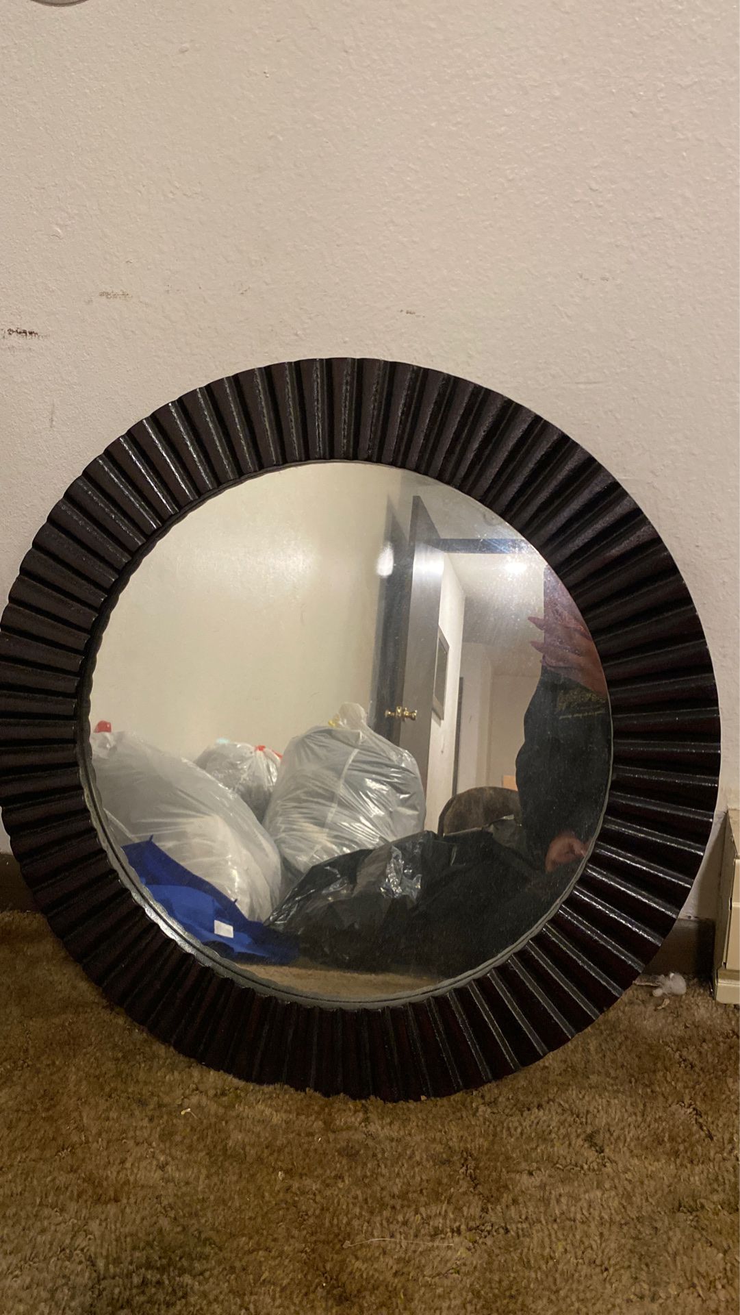 Round mirror. 24’