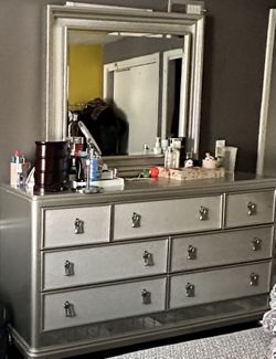 Dresser/vanity with Mirror