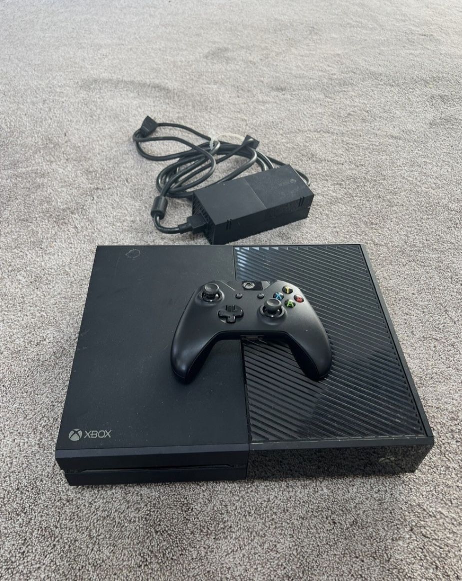Xbox One W/ Controller