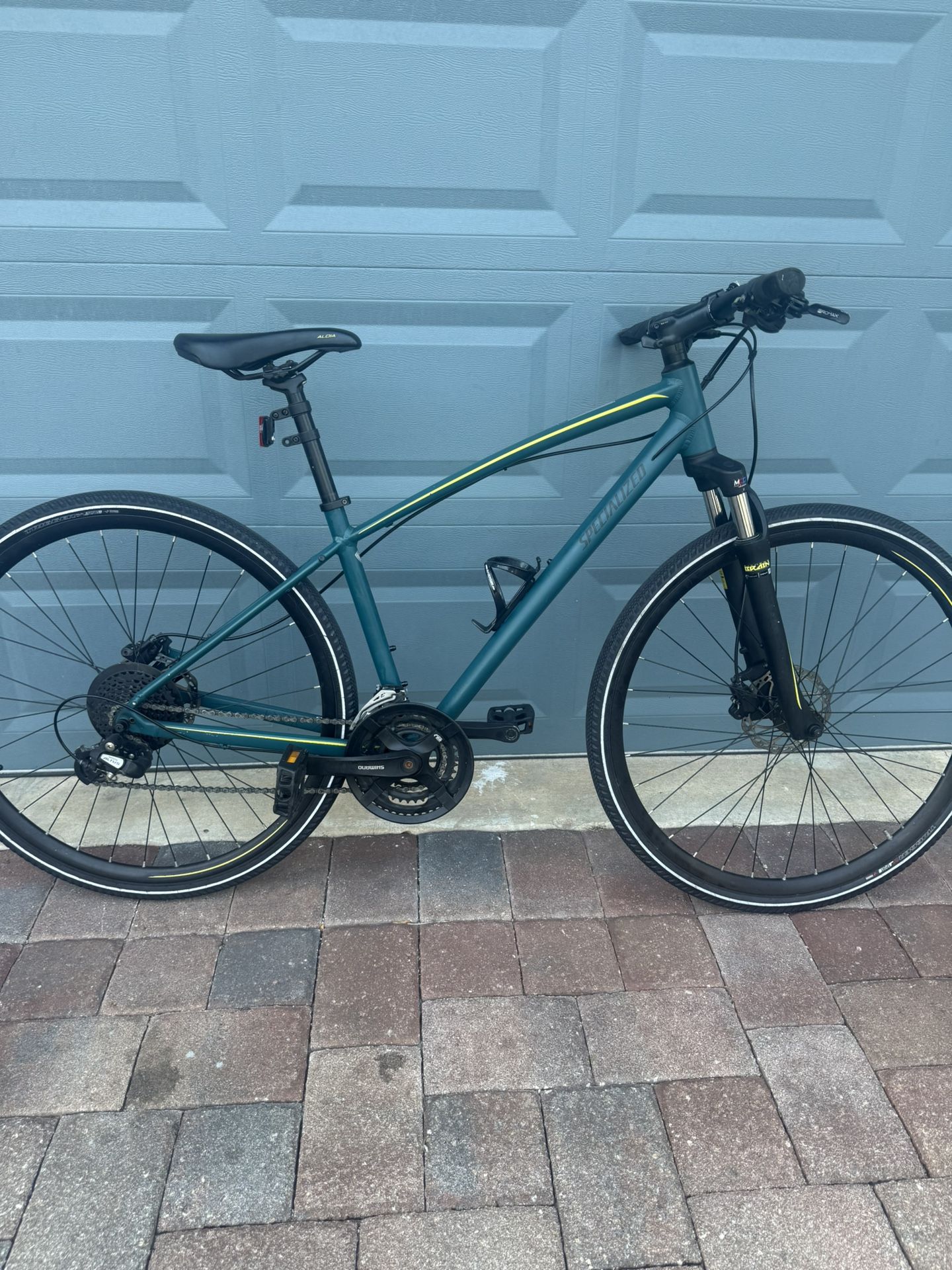 Specialize Ariel medium frame 700 wheels 24 speed hybrid new condition. .