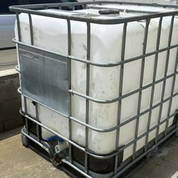 Used 275 gallon Large Water Storage Tank