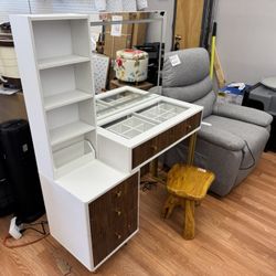 Beautiful Wooden Makeup Vanity With 5 Drawers 