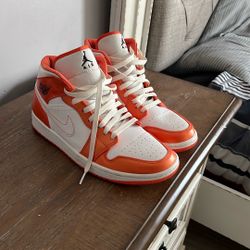 Jordan 1 Mid orange Metallic