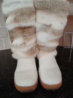 Never worn Oscar sport rare expensive boots fits size 7. See description for details