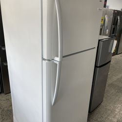 Frigidaire Top And Bottom In White New Open Box 18 Cubic Ft