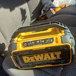 Dewalt Speaker Dosen't Baterie Only  Wired Cord