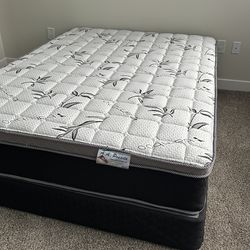 Queen Size Mattress Pillow Top 12"     new mattress in a plastic sealed