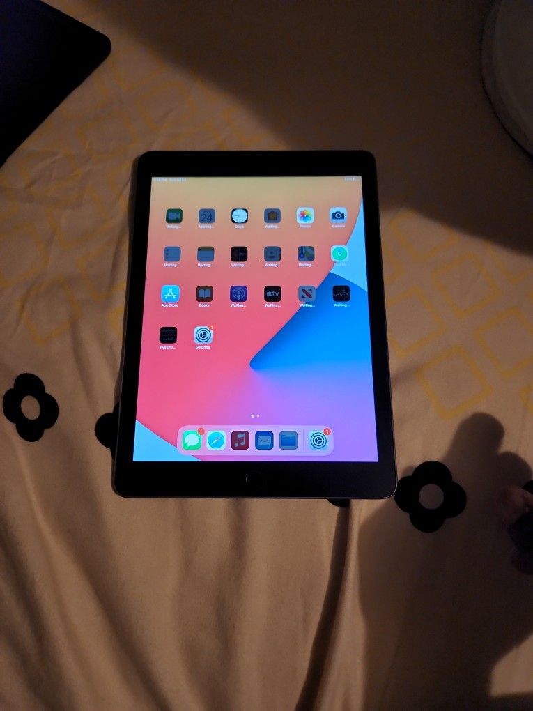 ipad 6th generation, 32 gb, wi-fi, in great condition
