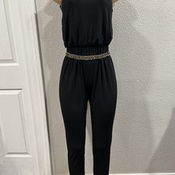 mono en negro con cinto