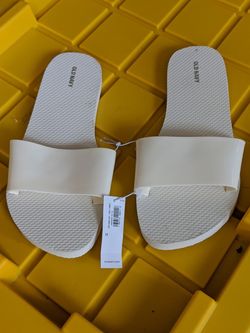 Old Navy slides sandals flip flops size 11 white nwt